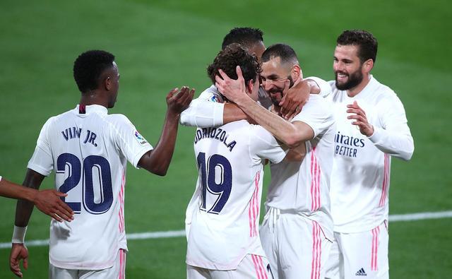 他即兴将球 他即兴将球